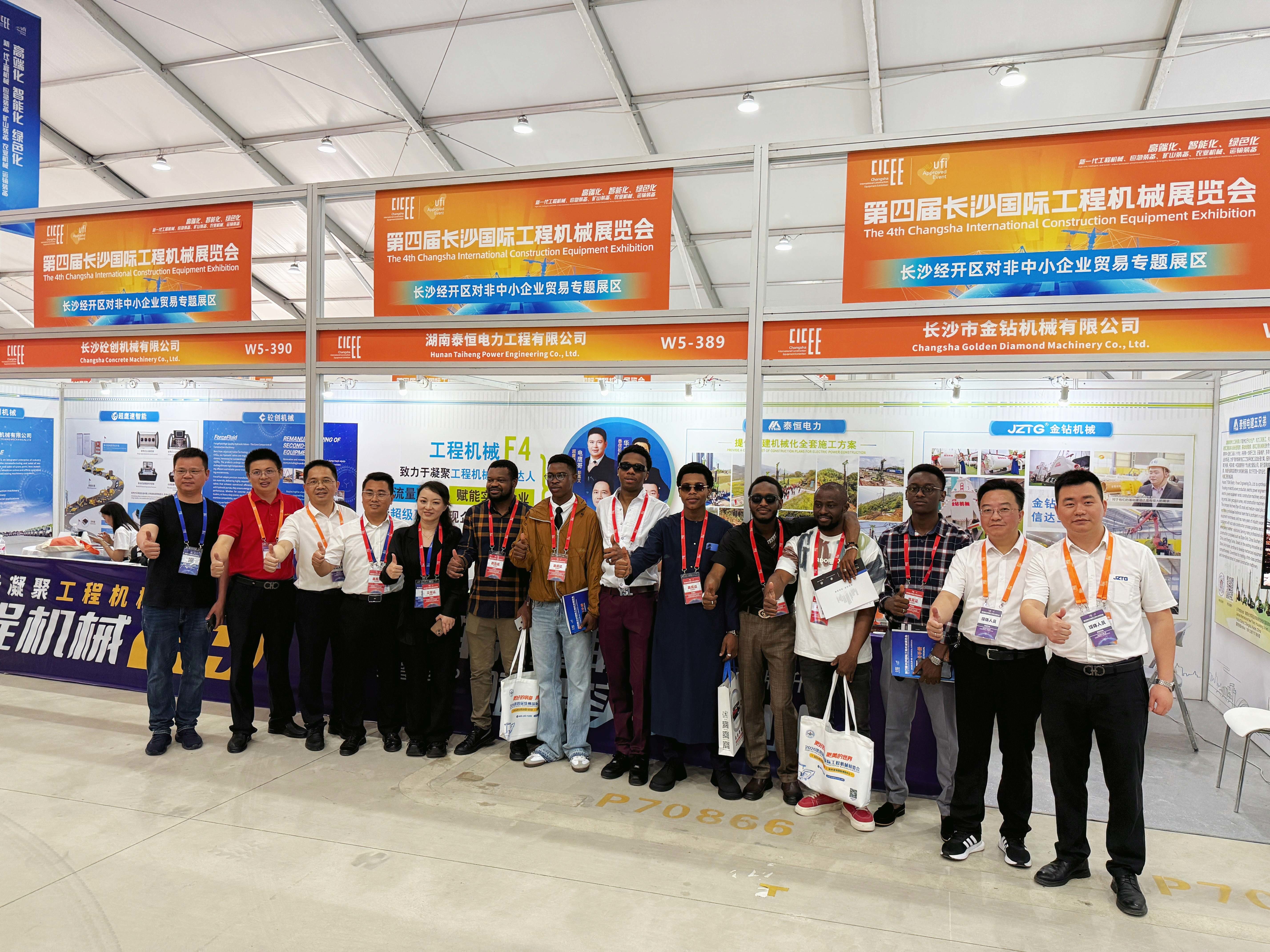Son şirket blogları hakkında 4. Changsha Uluslararası İnşaat Makine Fuarı'nda İnşaat Makine Endüstrisi'nde Birinci Sınıf Girişim olarak ödüllendirildi.Orta Asya ve Afrika'dan birçok müşteriyle işbirliği yaptı..
